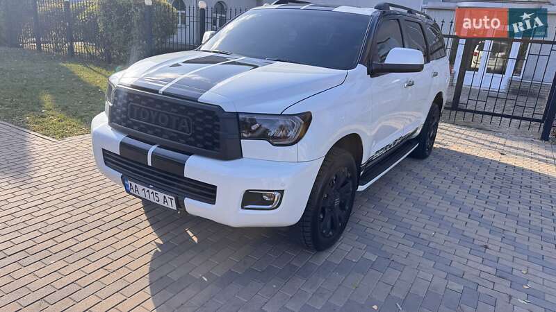 Внедорожник / Кроссовер Toyota Sequoia 2016 в Киеве