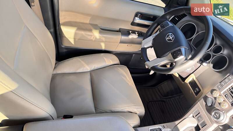 Внедорожник / Кроссовер Toyota Sequoia 2016 в Киеве