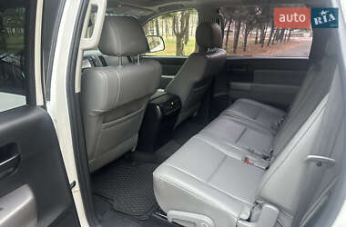 Внедорожник / Кроссовер Toyota Sequoia 2014 в Киеве