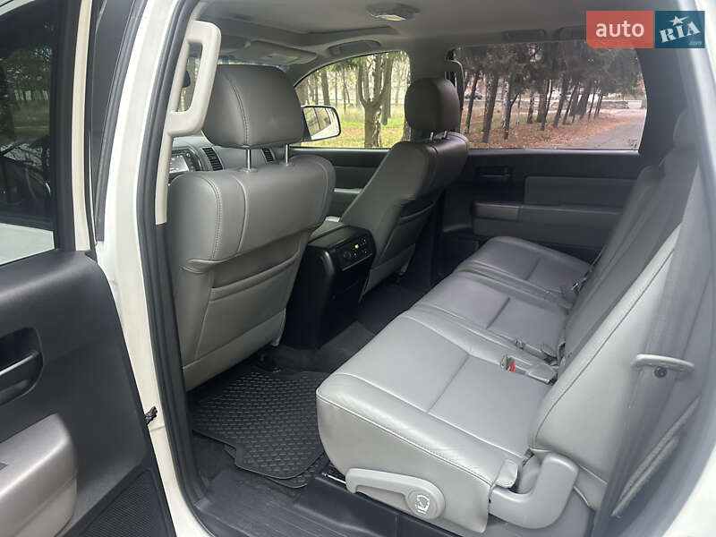 Позашляховик / Кросовер Toyota Sequoia 2014 в Києві