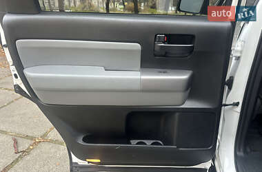 Внедорожник / Кроссовер Toyota Sequoia 2014 в Киеве