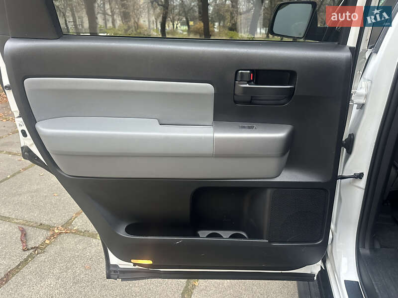 Позашляховик / Кросовер Toyota Sequoia 2014 в Києві