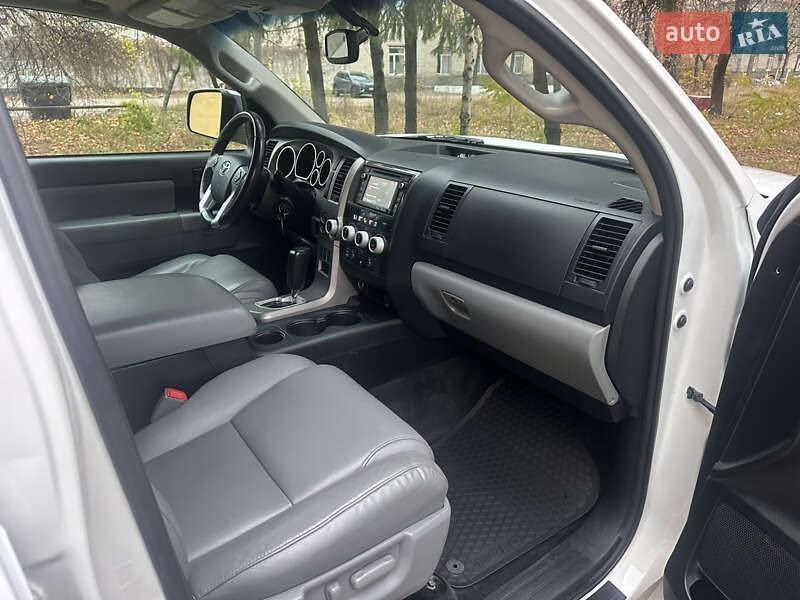 Позашляховик / Кросовер Toyota Sequoia 2014 в Києві