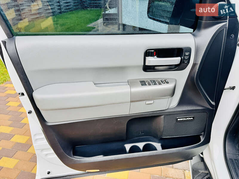 Позашляховик / Кросовер Toyota Sequoia 2015 в Києві