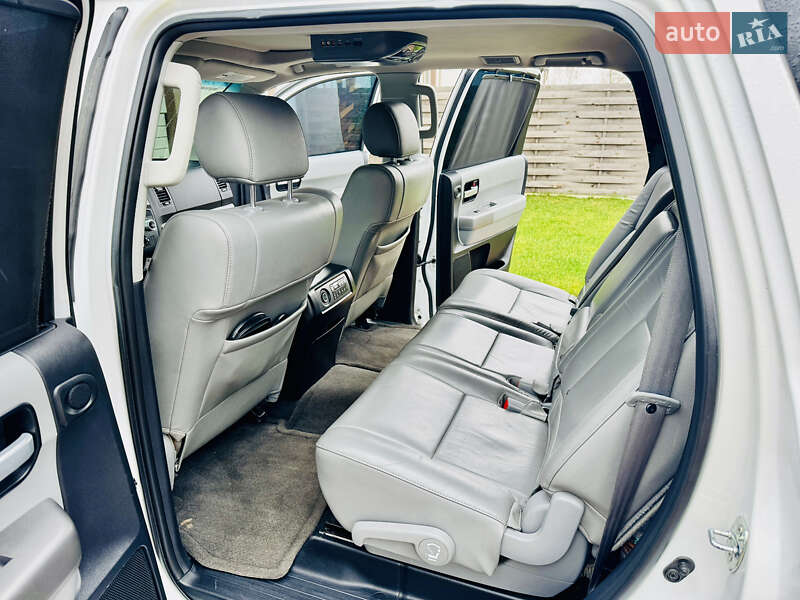 Позашляховик / Кросовер Toyota Sequoia 2015 в Києві