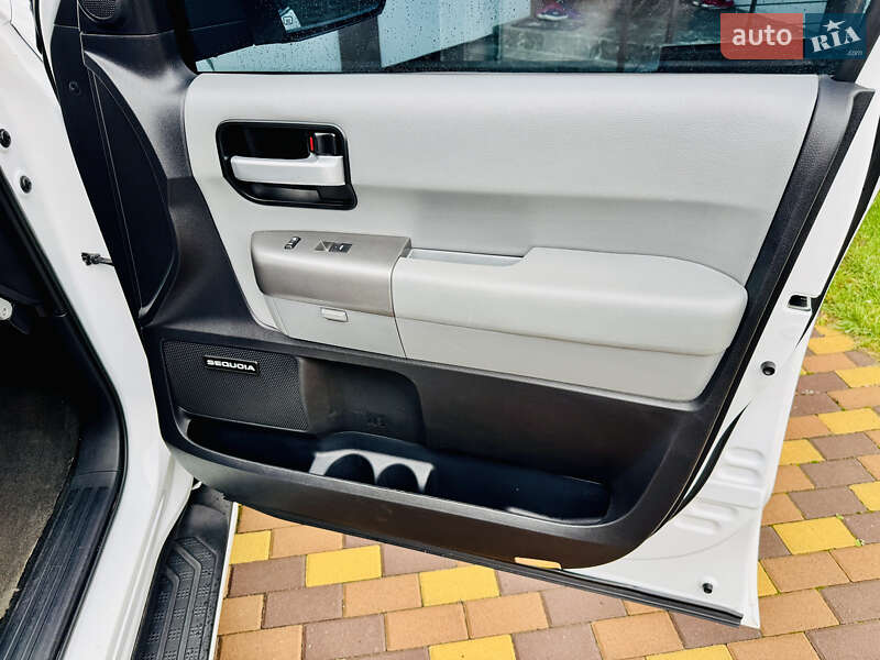 Позашляховик / Кросовер Toyota Sequoia 2015 в Києві