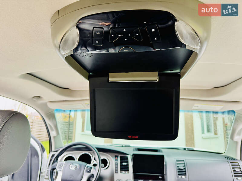 Позашляховик / Кросовер Toyota Sequoia 2015 в Києві