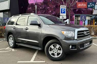 Внедорожник / Кроссовер Toyota Sequoia 2014 в Киеве