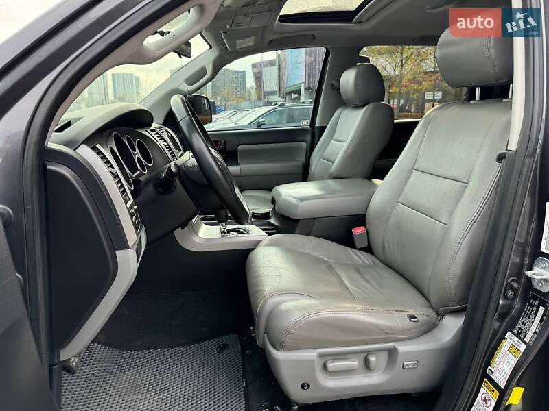 Внедорожник / Кроссовер Toyota Sequoia 2014 в Киеве