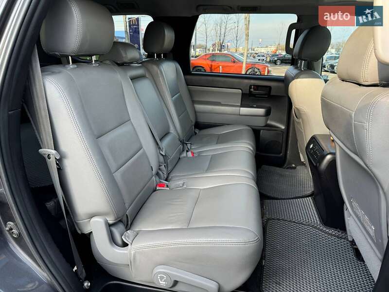 Внедорожник / Кроссовер Toyota Sequoia 2014 в Киеве