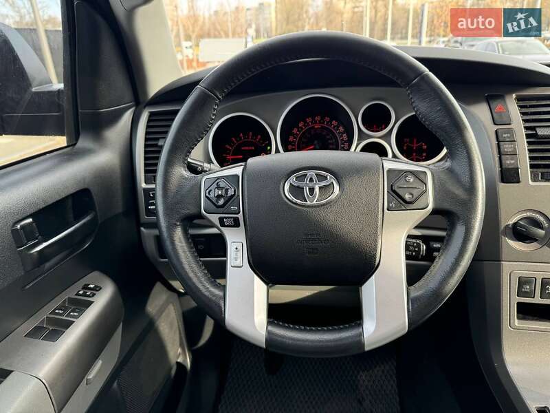 Внедорожник / Кроссовер Toyota Sequoia 2014 в Киеве