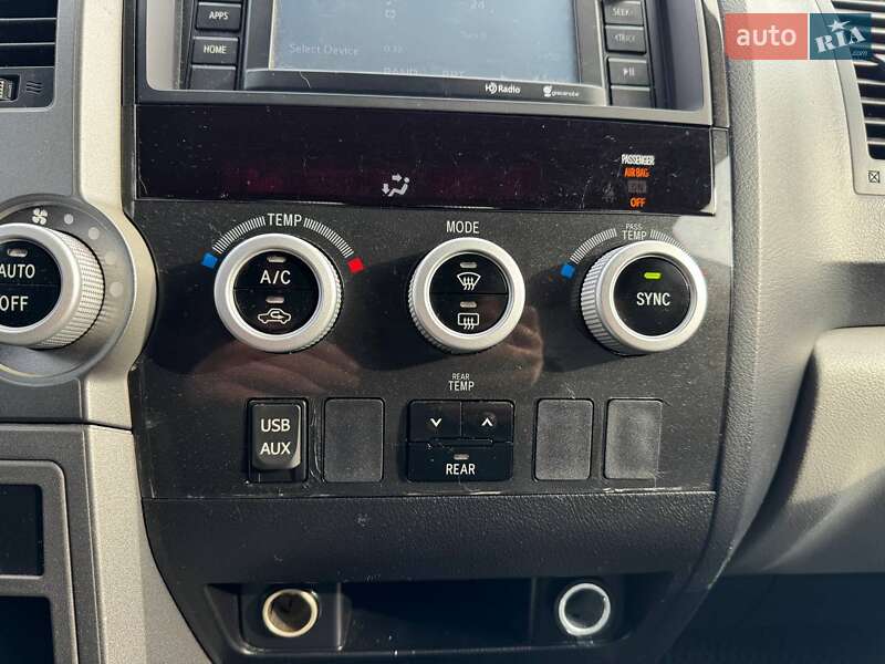 Внедорожник / Кроссовер Toyota Sequoia 2014 в Киеве