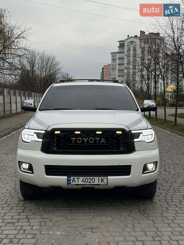 Внедорожник / Кроссовер Toyota Sequoia 2013 в Ивано-Франковске