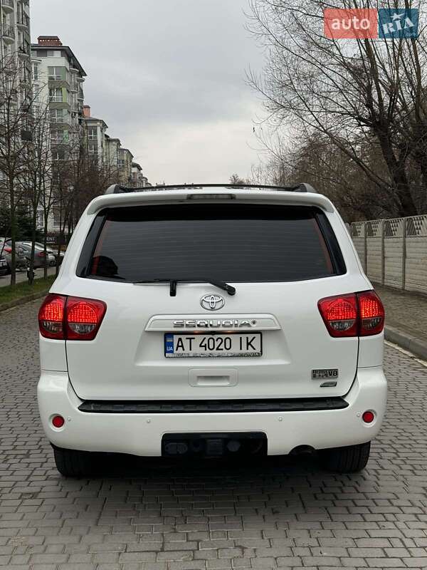 Внедорожник / Кроссовер Toyota Sequoia 2013 в Ивано-Франковске