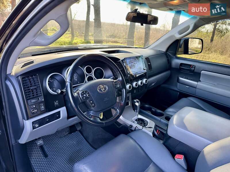 Позашляховик / Кросовер Toyota Sequoia 2011 в Києві