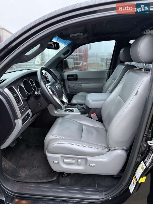 Позашляховик / Кросовер Toyota Sequoia 2016 в Києві