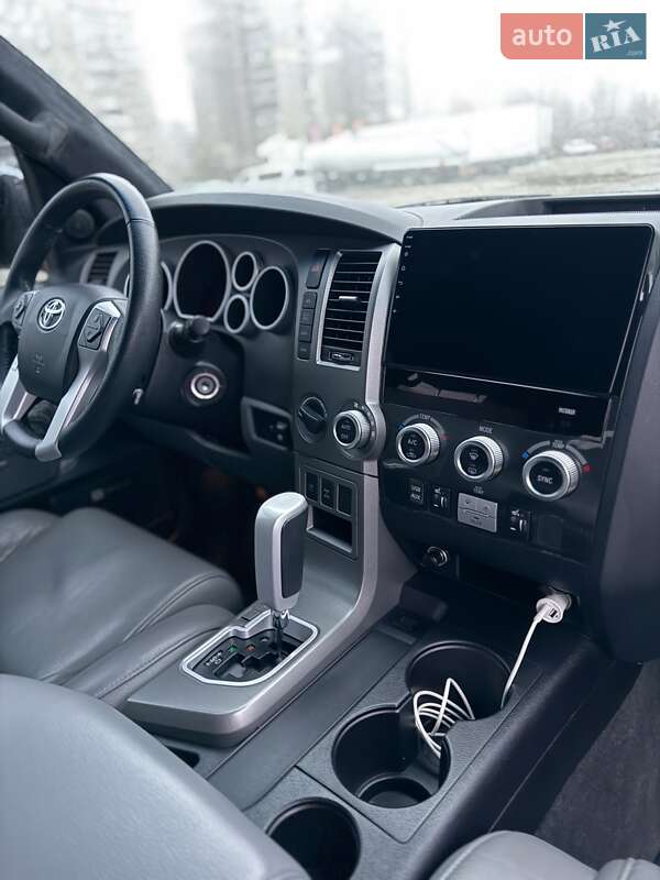 Позашляховик / Кросовер Toyota Sequoia 2016 в Києві