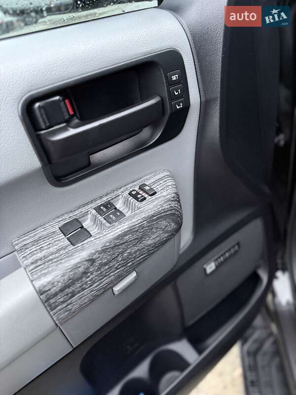 Позашляховик / Кросовер Toyota Sequoia 2016 в Києві