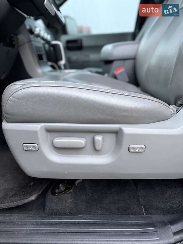 Позашляховик / Кросовер Toyota Sequoia 2016 в Києві