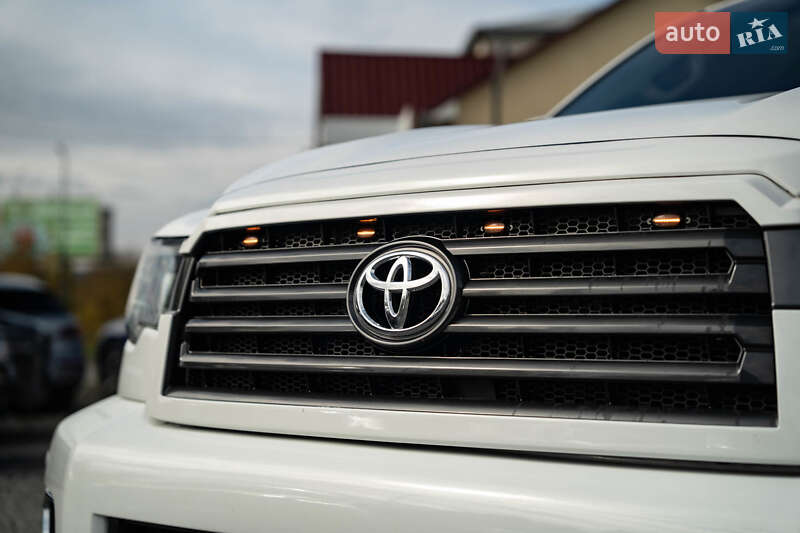 Позашляховик / Кросовер Toyota Sequoia 2018 в Чернівцях