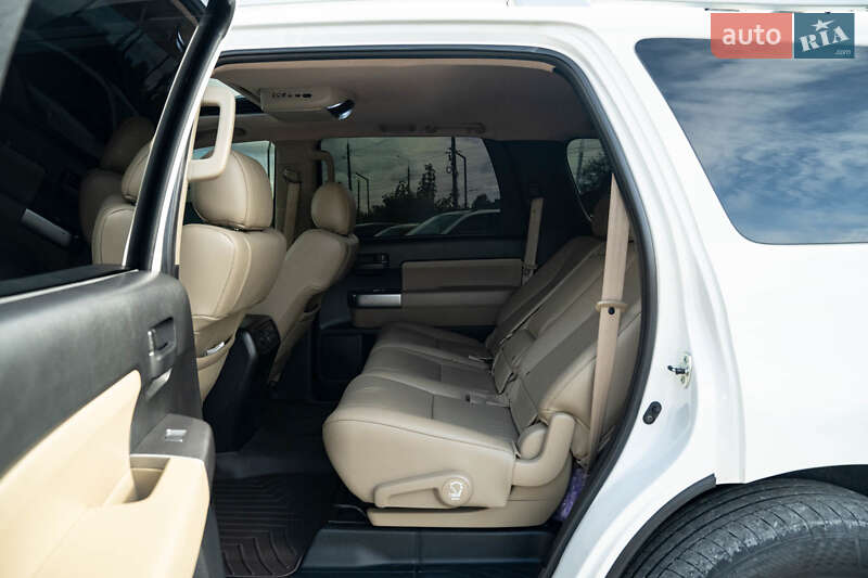 Позашляховик / Кросовер Toyota Sequoia 2018 в Чернівцях