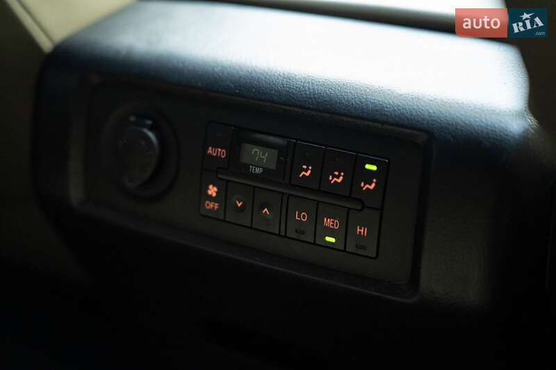 Позашляховик / Кросовер Toyota Sequoia 2018 в Чернівцях