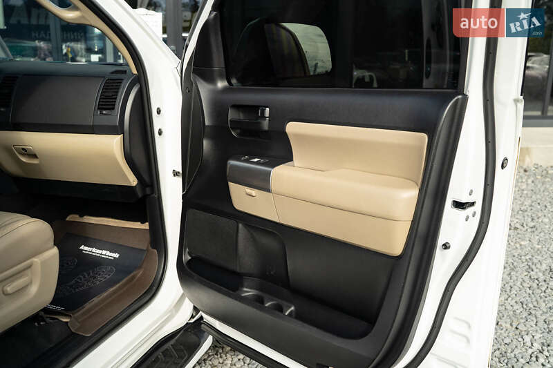 Позашляховик / Кросовер Toyota Sequoia 2018 в Чернівцях