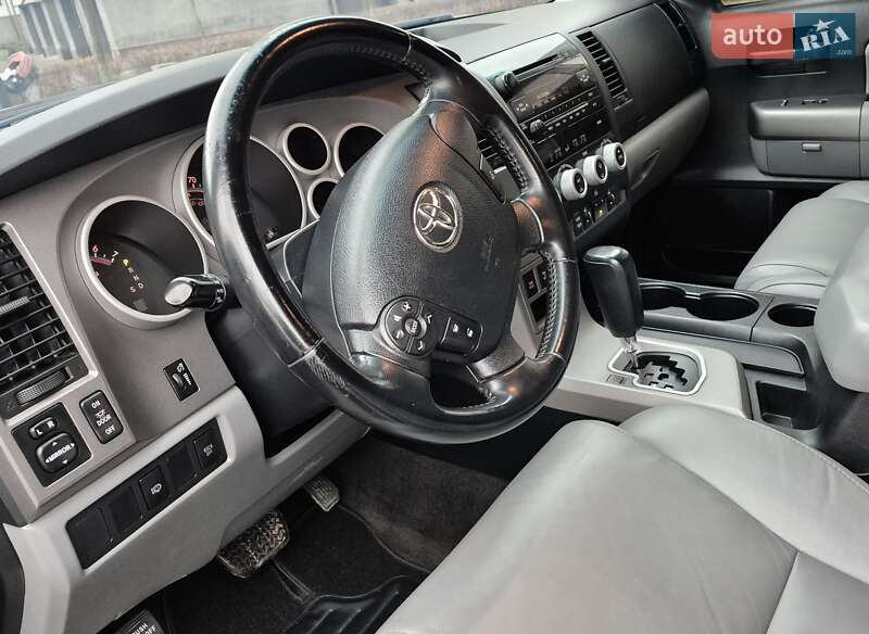 Позашляховик / Кросовер Toyota Sequoia 2012 в Івано-Франківську