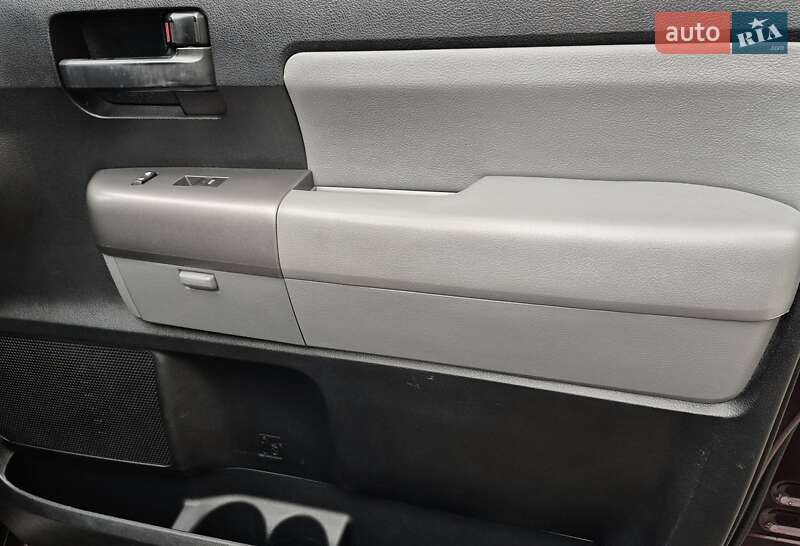 Позашляховик / Кросовер Toyota Sequoia 2012 в Івано-Франківську