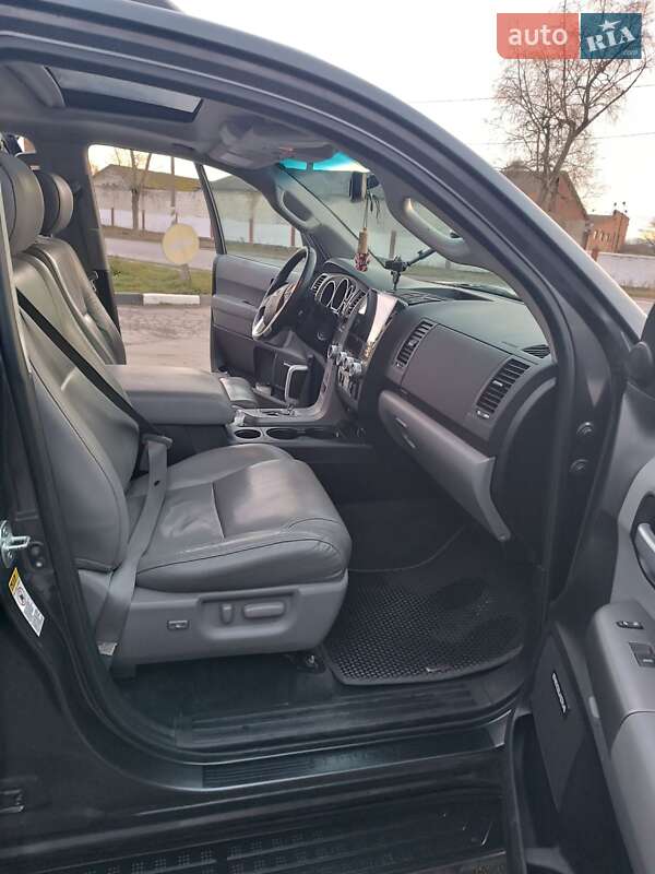 Позашляховик / Кросовер Toyota Sequoia 2016 в Славуті