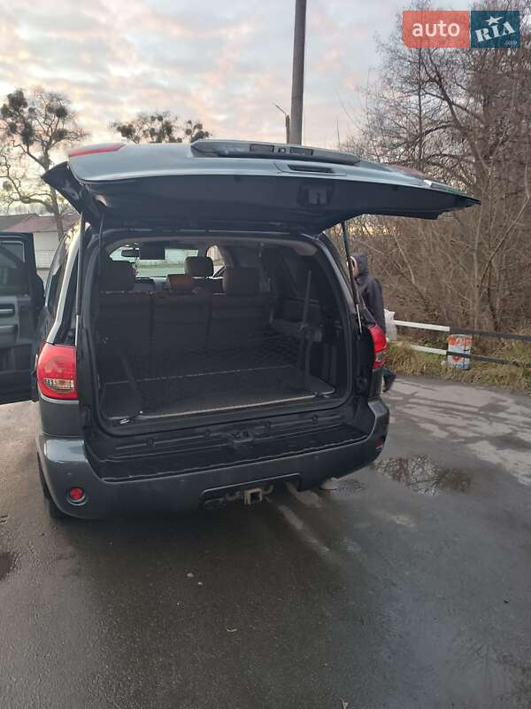 Позашляховик / Кросовер Toyota Sequoia 2016 в Славуті