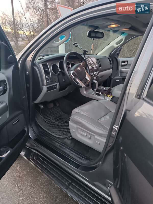 Позашляховик / Кросовер Toyota Sequoia 2016 в Славуті