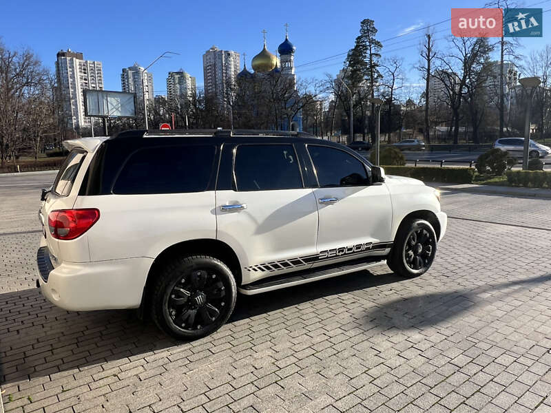 Позашляховик / Кросовер Toyota Sequoia 2016 в Києві