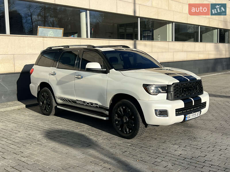 Позашляховик / Кросовер Toyota Sequoia 2016 в Києві