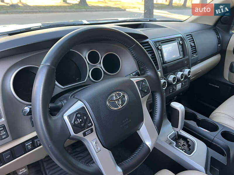 Позашляховик / Кросовер Toyota Sequoia 2016 в Києві