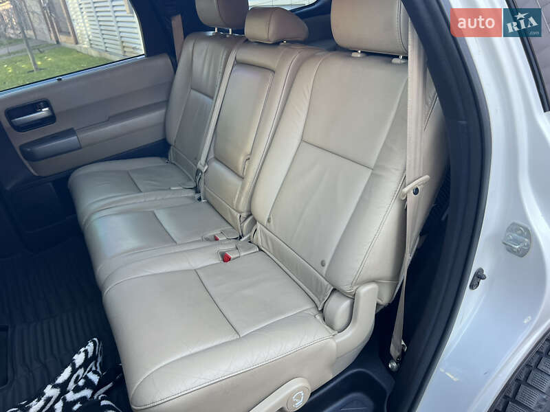 Позашляховик / Кросовер Toyota Sequoia 2016 в Києві