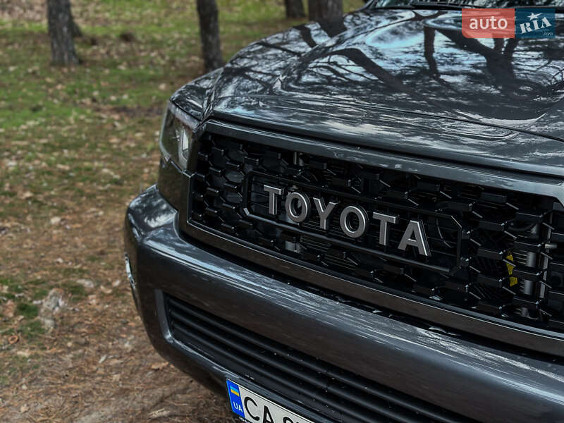 Внедорожник / Кроссовер Toyota Sequoia 2016 в Черкассах