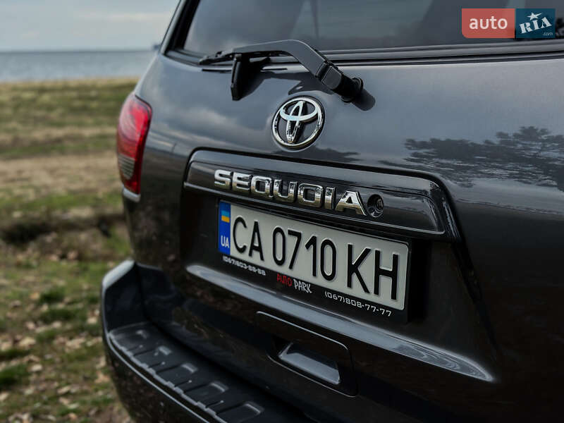 Внедорожник / Кроссовер Toyota Sequoia 2016 в Черкассах