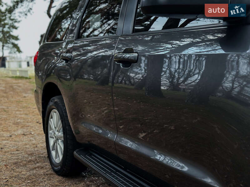 Внедорожник / Кроссовер Toyota Sequoia 2016 в Черкассах