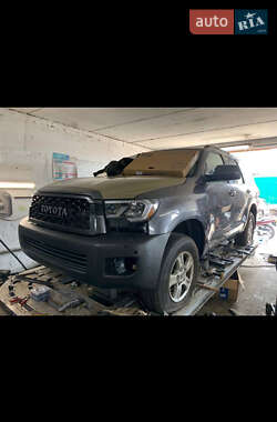 Внедорожник / Кроссовер Toyota Sequoia 2016 в Черкассах