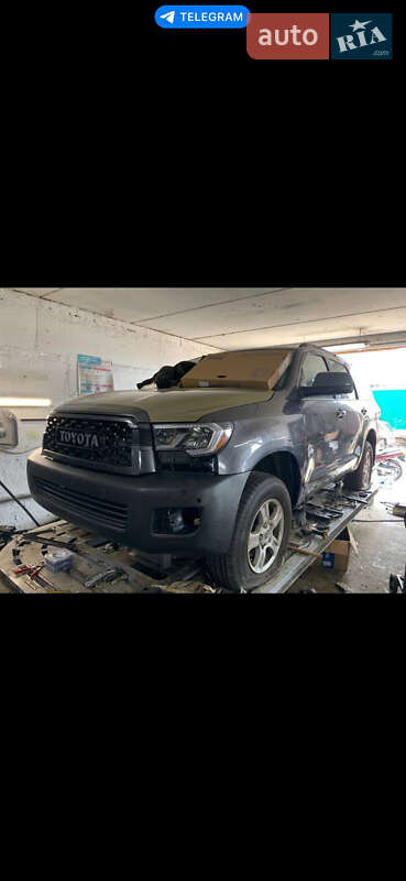 Внедорожник / Кроссовер Toyota Sequoia 2016 в Черкассах