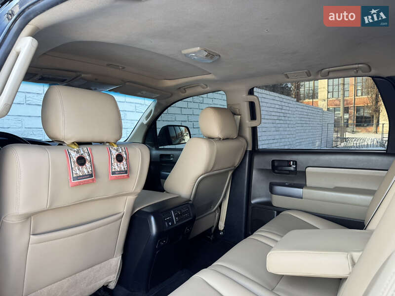 Внедорожник / Кроссовер Toyota Sequoia 2013 в Киеве