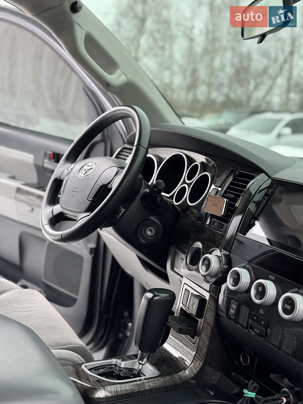 Внедорожник / Кроссовер Toyota Sequoia 2013 в Луцке