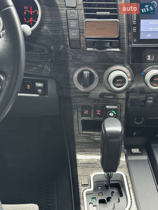 Внедорожник / Кроссовер Toyota Sequoia 2013 в Луцке