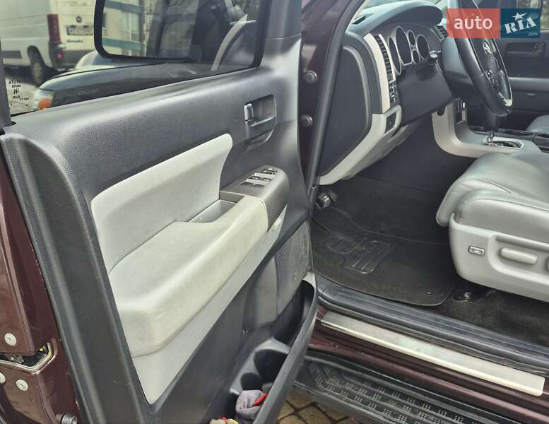 Внедорожник / Кроссовер Toyota Sequoia 2012 в Ивано-Франковске