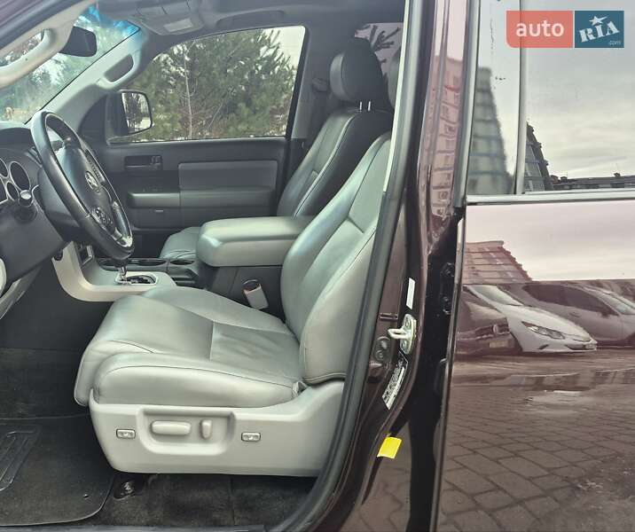 Внедорожник / Кроссовер Toyota Sequoia 2012 в Ивано-Франковске