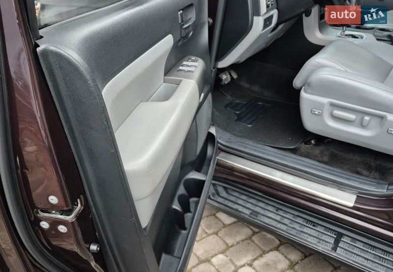 Внедорожник / Кроссовер Toyota Sequoia 2012 в Ивано-Франковске