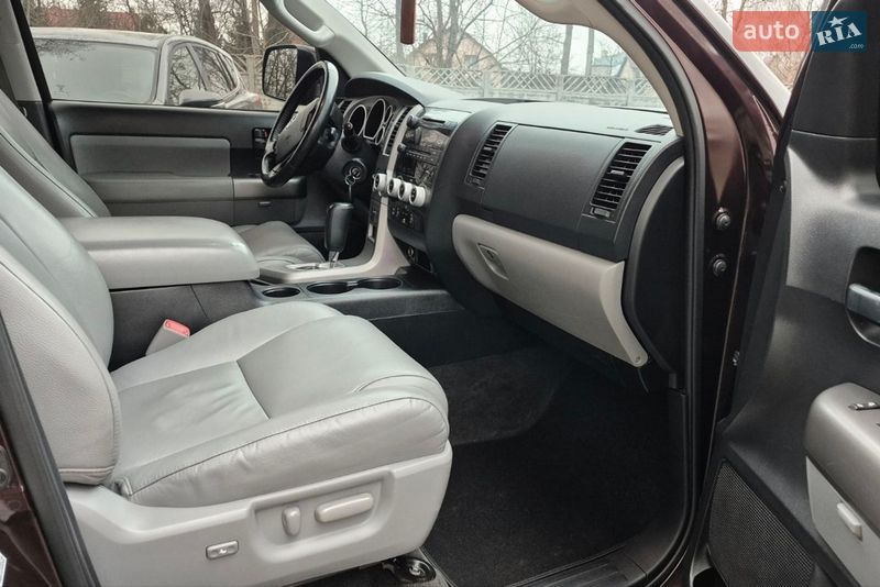 Внедорожник / Кроссовер Toyota Sequoia 2012 в Ивано-Франковске