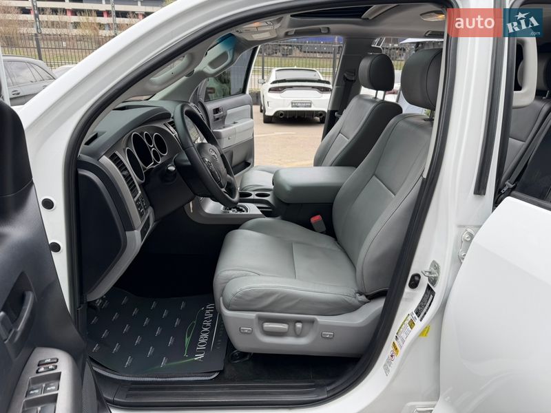 Внедорожник / Кроссовер Toyota Sequoia 2013 в Киеве