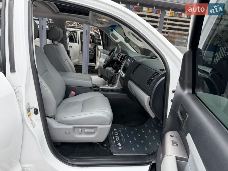 Внедорожник / Кроссовер Toyota Sequoia 2013 в Киеве